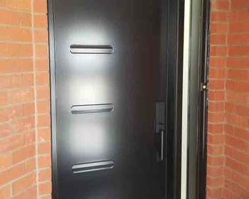 Linea-black-door-with-sidelite_4736.jpg
