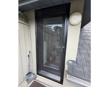 Retractable screen installation