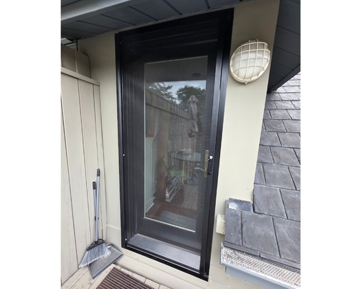 Retractable screen installation