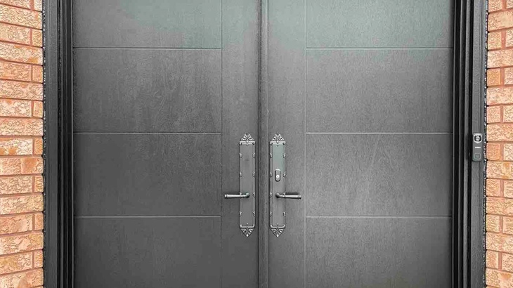 Steel vs. wood exterior doors – comparison of styles, materials, and energy efficiency in Canadian homes.